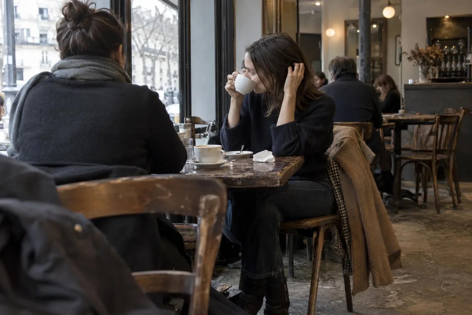 5 mensonges du quotidien que même les gens honnêtes racontent : ce qu'ils protègent, selon une psychologue