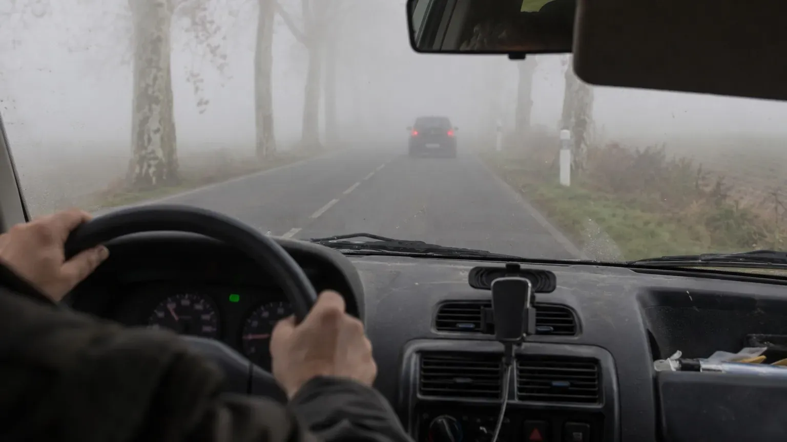 Brouillard et feux de la voiture de devant : pourquoi votre cerveau vous trompe, et ce que les gendarmes recommandent