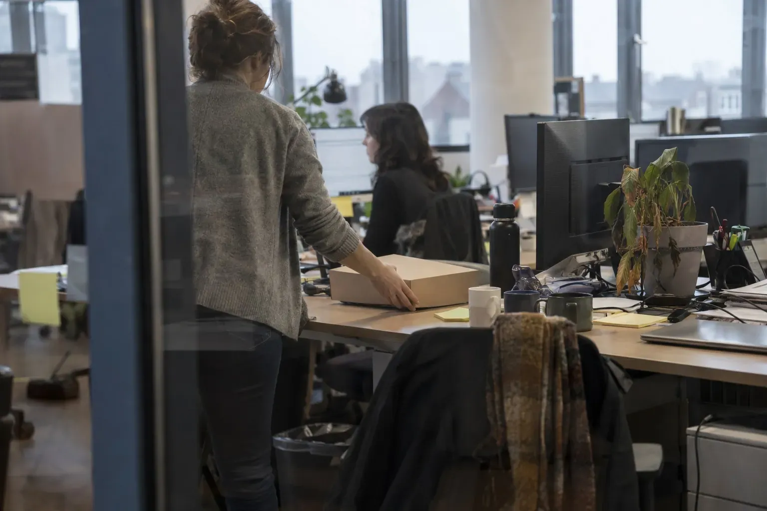 Gentillesse stratégique : pourquoi certaines femmes l'utilisent face à leurs rivales, et ce que l'étude ne dit pas