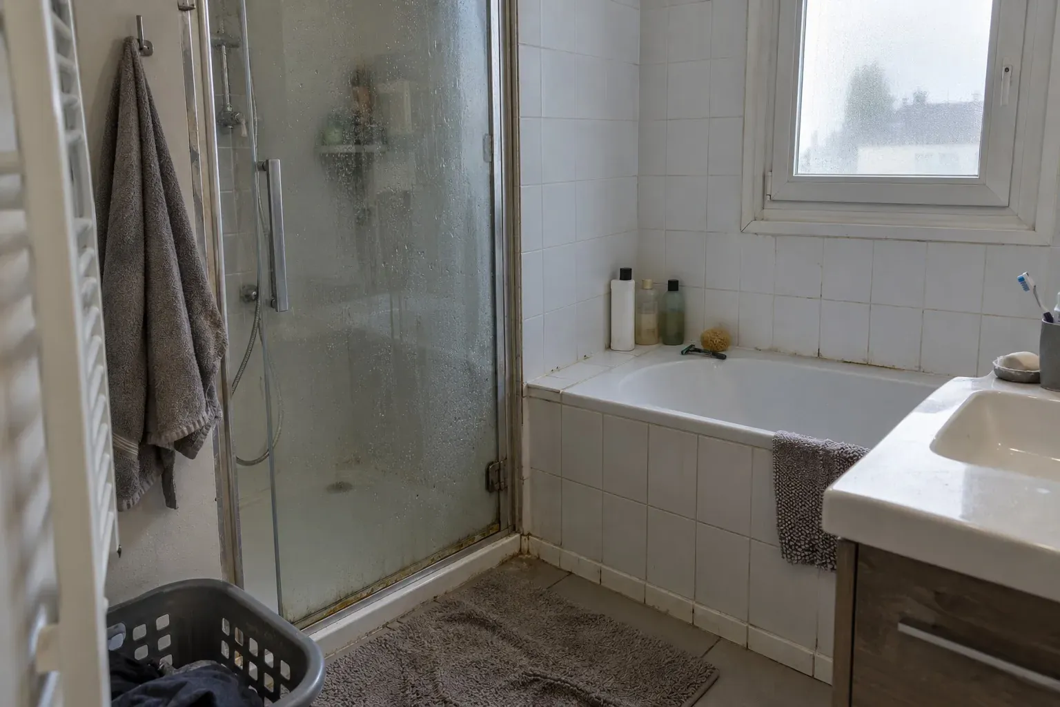 Neuf minutes sous la douche en moyenne : ce que les douches longues disent de votre besoin de réconfort