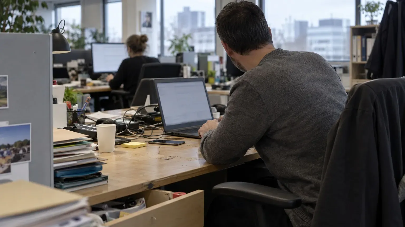 Utiliser l'IA en secret : pourquoi 57 % des salariés se taisent, et ce que la recherche en psychologie en dit